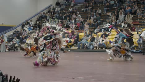 Bailarines-Ataviados-Con-Trajes-Tradicionales-Muestran-Su-Herencia-En-El-Powwow-De-La-Universidad-De-Las-Naciones-Indias-De-Haskell-En-Lawrence,-Kansas
