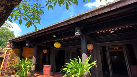 Eingang-Zum-Hoi-An-Tempel-In-Vietnam-Mit-Laternen-Während-Des-Tages
