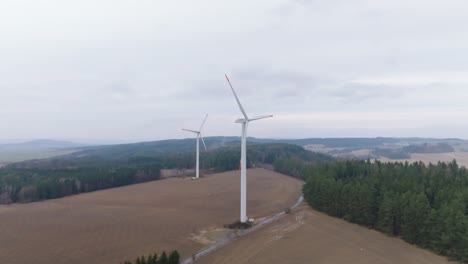 Vista-Por-Drones-De-Parques-Eólicos-En-Paisajes-Naturales.