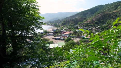 Ein-Blick-Auf-Die-örtlichen-Gemeinschaftshäuser-In-Den-Salzseen-Des-Tasitolu-Feuchtgebiets-In-Der-Hauptstadt-Von-Osttimor,-Südostasien