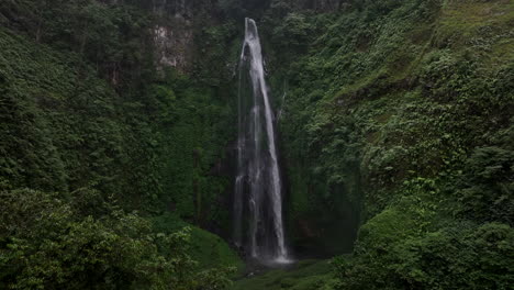 La-Cascada-Escondida-Cascada-Tiu-Sekeper-En-La-Isla-De-Lombok-En-Indonesia