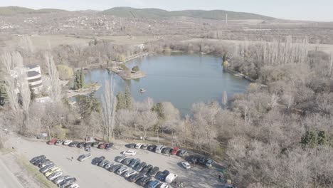 Drohnenaufnahme-Eines-Kleinen-Sees-Und-Des-Parkplatzes-Daneben