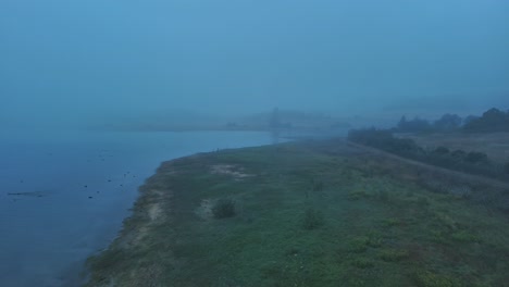 Nebliger-Morgen-Am-Seeufer-In-Nanclares-De-Gamboa,-Baskenland,-Spanien,-Heiter-Und-Ruhig