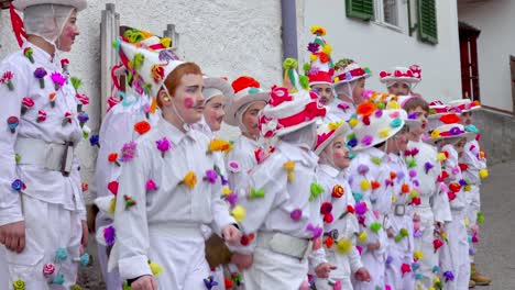 Kinder-In-Traditionellen-Kostümen-Springen-Beim-Zusslrennen-Auf-Und-Ab,-Um-Die-Glocken-Zum-Läuten-Zu-Bringen
