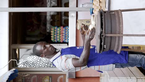 Straßenhändler-Stellt-Rolex-In-Uganda-Her-–-Vertikale-Aufnahme