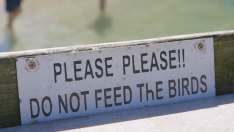 Schild-Mit-Der-Aufschrift-„Vögel-Nicht-Füttern“