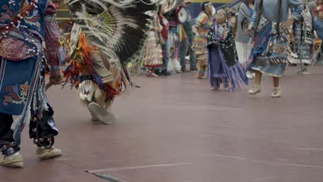 Inclínate-Desde-Los-Zapatos-Hasta-El-Tocado-De-Una-Bailarina-Tradicional-Nativa-Americana-En-Un-Powwow