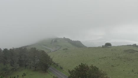 Paisaje-Rural-En-Un-Día-Con-Nubes-Bajas,-Jaizkibel,-Pirineo-Español,-España.