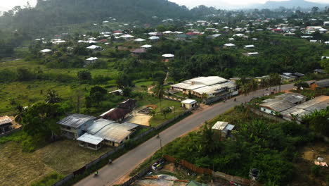 Drohnenschuss-über-Mopeds-Und-Stadthäusern-In-Der-Stadt-Ebola,-Sonnenuntergang-Im-Süden-Kameruns