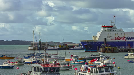 Kanalinsel-Guernsey,-Schiffsverkehr,-Kleine-Und-Große-Schiffe-Im-Zeitraffer