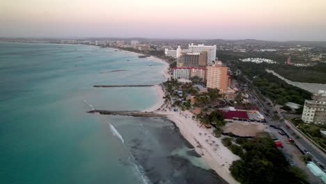 Luftaufnahme-Der-Umlaufbahn-Palm-Beach-Aruba-Hochhaushotels