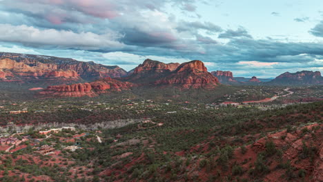 Vista-Del-Atardecer-Desde-La-Majestuosa-Mesa-Del-Aeropuerto-En-Sedona,-Arizona