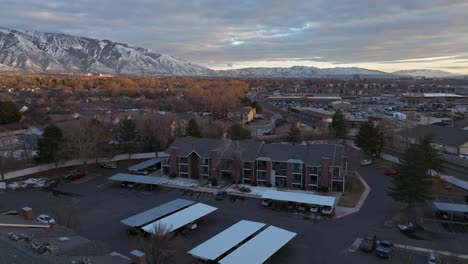 Luftaufnahme-über-Einer-Apartmentanlage-In-Midvale,-Utah-Bei-Sonnenuntergang