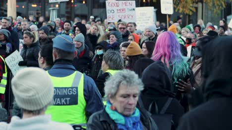 Manifestación-Multitudinaria-Con-Activistas-Sosteniendo-Carteles-Por-Los-Derechos-De-Las-Mujeres-En-Estocolmo