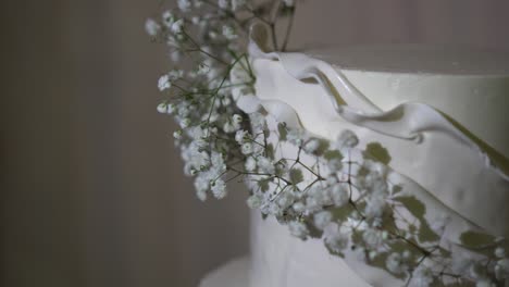 Hochzeitstorte-Aus-Weißem-Fondant,-Dekoriert-Mit-Kleinen-Naturblumen
