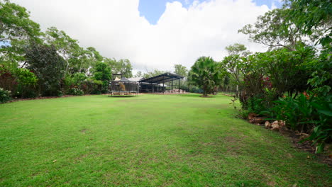 Lujosa-Y-Elegante-Casa-Tropical-En-Una-Gran-Finca-Rural-Con-Un-Exuberante-Césped-Verde-Y-Un-Jardín-Increíblemente-Cuidado