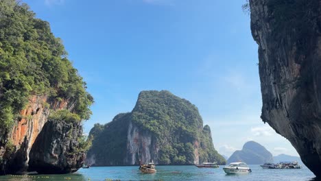 Hermosa-Isla-Relajante-Laguna-De-Aguas-Tranquilas-Bahía-Mar-De-Andamán-Tailandia