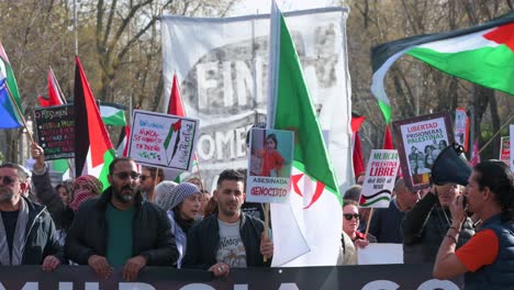 Los-Manifestantes-Gritan-Consignas-Y-Ondean-Banderas-Palestinas-Durante-Una-Marcha-En-Solidaridad-Con-Palestina.