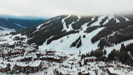 Cobre-Montaña-Brumoso-Capa-De-Nubes-Invierno-Nevado-Temprano-En-La-Mañana-Amanecer-Aéreo-Dron-Colorado-Estación-De-Esquí-I70-águila-Volante-Levantar-Centro-Pueblo-Medio-Tubo-Ikon-Pase-épico-Snowboard-Hacia-Atrás-Lentamente-Revelar