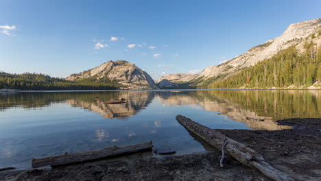 Lago-Tenaya---Lago-Glacial-En-El-Parque-Nacional-Yosemite-Al-Atardecer-En-California,-Estados-Unidos