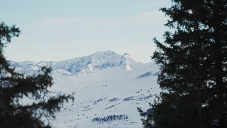 Luftaufnahme-Bei-Sonnenaufgang,-Die-Die-Silhouette-Einer-Schneebedeckten-Bergkette-Zeigt