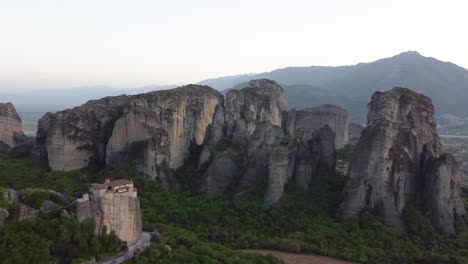 Luftpanoramaaufnahme-Des-Klosters-Rousanou-Und-Der-Meteora-Felsen,-Kalambaka,-Griechenland,-Beleuchtung-Zur-Blauen-Stunde,-Drohnenaufnahmen