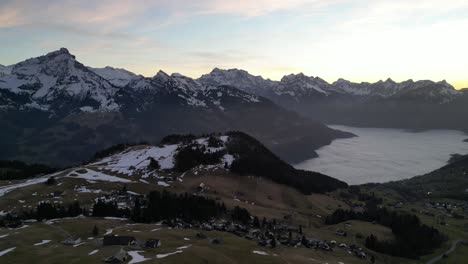 Amden-Wesen-Suiza-Cielo-Crepuscular-Sobre-El-Pueblo-Suizo