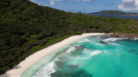 Luftaufnahmen-Vom-Paradiesischen-Petite-Anse-Beach-Auf-Den-Seychellen