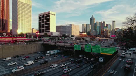 Rush-Hour-Verkehr-In-Der-Innenstadt-Von-Atlanta-Mit-Der-Untergehenden-Sonne-Spiegelt-Sich-In-Den-Wolkenkratzern