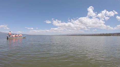 Touristen-Mit-Führer-Im-Boot-Beobachten-Die-Wilde-Landschaft-Des-Lake-Naivasha,-Kenia,-Afrika