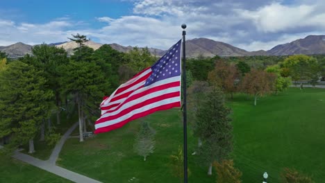 Fliegende-Umlaufbahn-Um-Die-Amerikanische-Flagge-Im-Park-In-Salt-Lake-City,-Utah