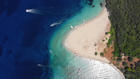 Aéreo:-Vista-De-Arriba-Hacia-Abajo-De-La-Isla-Marathonisi-En-Zakynthos,-Grecia