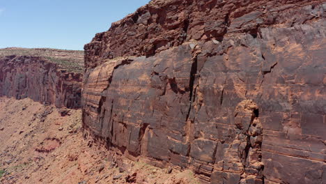 Clip-Cinematográfico-De-Drones-Moviendo-Parrarel-A-Los-Acantilados-De-Arenisca-Roja-En-El-Arrecife-De-San-Rafael-En-Utah,-Estados-Unidos