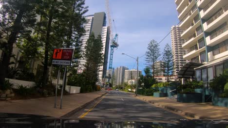 Punto-De-Vista-Pasando-Por-Un-Sitio-De-Construcción-A-Través-De-Surfers-Paradise,-Gold-Coast