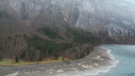 Klöntalersee-Glarus-Suiza-Tire-Hacia-Atrás-Revela-El-Lago-Y-El-Bosque-De-Niebla