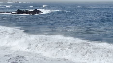 Große,-Mächtige-Wellen-Brechen-An-Einem-Sonnigen-Tag-Auf-Teneriffa-An-Der-Küste