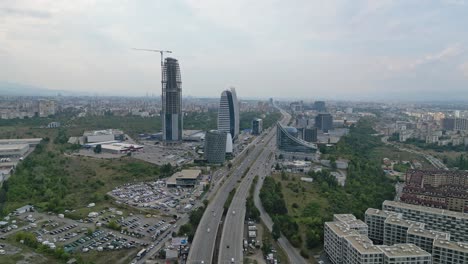 Sofia-Highway-Und-Skyline-Der-Hauptstadt-Bulgariens---4K-Luftaufnahme
