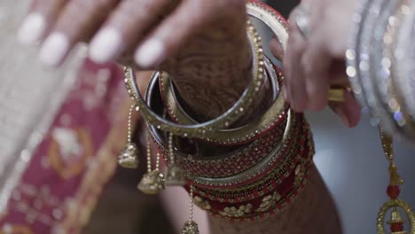 Indische-Braut-Trägt-Armreifen-Zubehör-Während-Der-Hochzeit