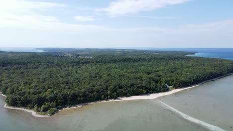 Northern-tip-of-Old-Mission-Peninsula,-in-Grand-Traverse-Bay,-Michigan,-USA
