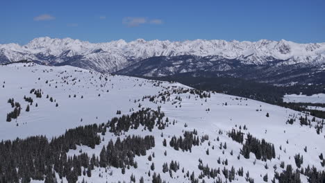 Ptarmigan-Hill-Vail-Pass-Colorado-Luftdrohne-Rocky-Mountains-Heiliges-Kreuz-Indianer-Gipfel-Sonnig-Blauer-Vogel-Himmel-Kalter-Wintermorgen-I70-Tiefer-Pulverschnee-Backcountry-Snowboarding-Ski-Schneemobil-Vorwärts-Enthüllen