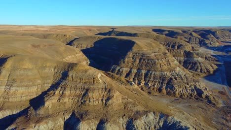 spectacular-views-of-multicolored-sand-formations-in-Alberta,-Canada