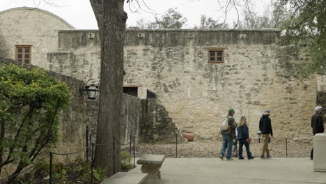 Tourists-Walk-the-Grounds-of-the-Alamo-in-San-Antonio,-Texas,-USA