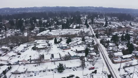 Toma-Aérea-Que-Muestra-Una-Zona-Residencial-Con-Mucha-Nieve.