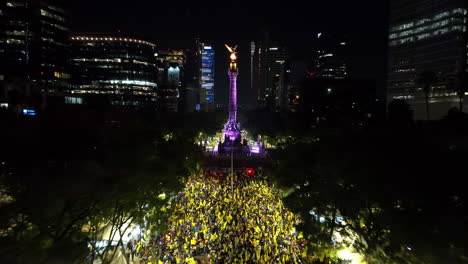 El-Ángel-Statue-Und-Menschenmenge-Feiern-Fußball-Meisterschaft-In-Mexiko-Stadt---Luftaufnahme