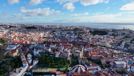 Drohnenaufnahme-Eines-Fluges-über-Lissabon-Richtung-Osten