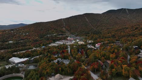 Accommodations-By-The-Mountain-Amidst-Fall-Foliage-In-Killington-Ski-Resort-In-Vermont,-USA