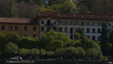 Hotel-Grande-Bretagne---Hotel-De-Lujo-Ubicado-En-Bellagio,-Lombardía,-Italia---Tiro-Panorámico-A-La-Izquierda