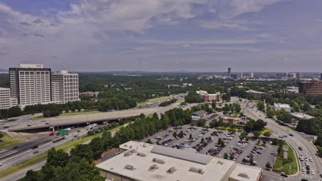 Luftaufnahme-Einer-Drohne-Des-Typs-V997-Aus-Atlanta,-Georgia,-Entlang-Der-Paces-Ferry-Road-Und-Erfasst-Den-Stark-Befahrenen-Verkehr-Auf-Der-Interstate-I-285-Und-Das-Stadtbild-Der-Nachbarschaft-–-Aufgenommen-Mit-Der-Mavic-3-Pro-Cine-–-August-2023