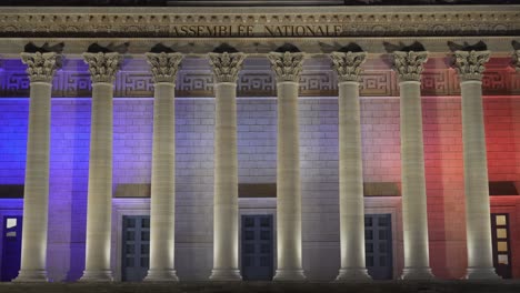 La-Columnata-De-La-Asamblea-Nacional-En-La-Fachada-Se-Remonta-A-La-época-Napoleónica.