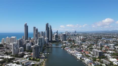 Luftaufnahme-Des-Australischen-Vororts-Surfers-Paradise,-Der-Das-Am-Nerang-River-Errichtete-Stadthochhaus-Zeigt